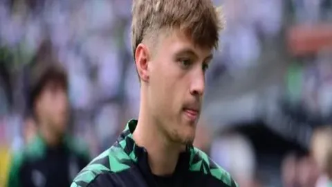 [图]詹姆斯父子共创辉煌，力克森林狼开启胜利之旅